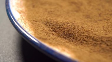 Uçan dairede kurutulmuş hindiba kökü tozu. Kafeinsiz konsept. Bağımlılıkla savaşmak için kahveyi değiştiriyorum. Makro. Döndürme