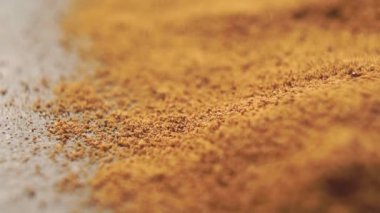 Yavaş çekimde düşen ani kuru hindiba kökü parçacıkları. Çözülebilir içecek. Kafeinsiz konsept. Bağımlılıkla savaşmak için kahveyi değiştiriyorum. Makro. Döndürme