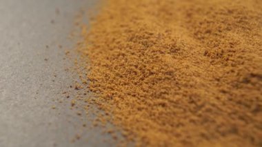 Geleneksel kahve yerine mısır gevreği katkı maddeleriyle kavrulmuş hindiba kökünden bitkisel içecek. Makro çekim