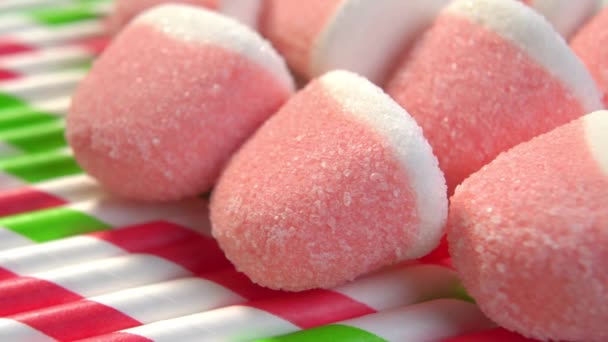Mermelada Fresa Caramelos Azucarados Rosados Blancos Sobre Papel Colorido Bebiendo — Vídeo de stock