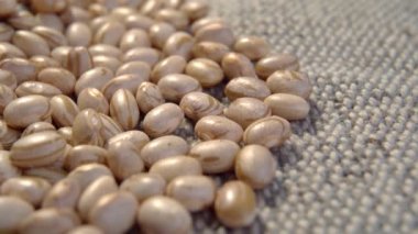 Çiğ Carioca fasulyesi ve çiğ jüt kumaş. Brezilya baklagil taneleri. Phaseolus vulgaris. Makro. Döndürme