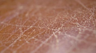 Eski püskü, kahverengi deri yüzeyi çatlamış. Makro. Dolly vurdu.