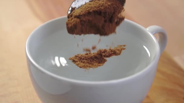 Aggiungere Cucchiaino Caffè Tostato Istantaneo Una Tazza Acqua Calda Bianca — Video Stock