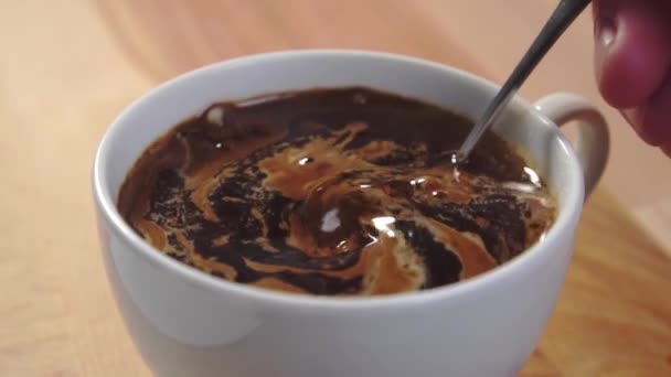 Caffè Torrefatto Istantaneo Mescolante Con Cucchiaino Una Tazza Bianca Tavolo — Video Stock