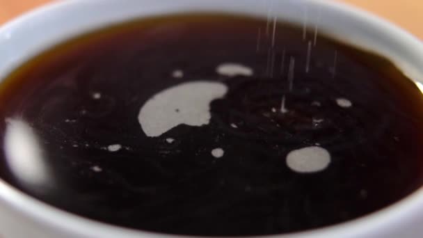 Gießen Weißer Zuckerkristalle Eine Volle Tasse Mit Frischem Espresso Kaffee — Stockvideo