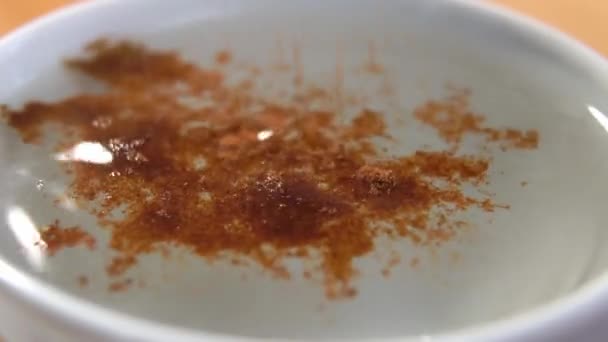 Aggiunta Caffè Istantaneo Una Tazza Bianca Sciogliere Polvere Acqua Calda — Video Stock
