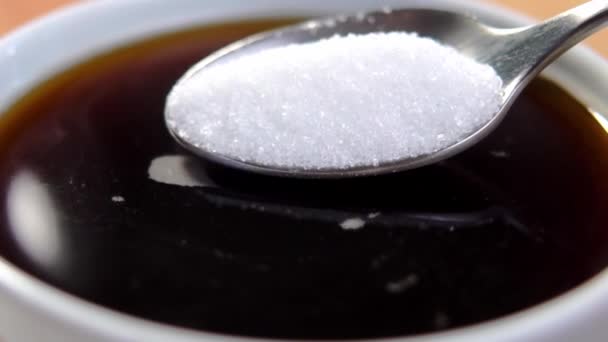 Προσθέτοντας Και Διαλύοντας Κρυστάλλους Ζάχαρης Ένα Λευκό Γεμάτο Φλιτζάνι Φρέσκο — Αρχείο Βίντεο
