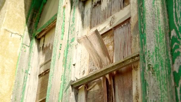 古い破損した木製の窓が割れた合板で乗り込んだ 放棄された田舎の建物 接近中だ ヴィンテージビュー — ストック動画