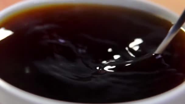 Mezclando Café Expreso Fresco Con Cuchara Taza Blanca Macro — Vídeos de Stock