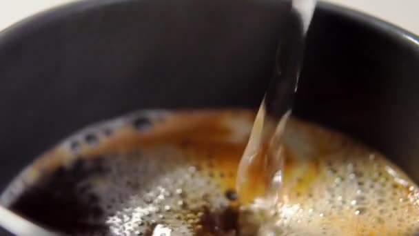Schwarzer Espresso Kaffee Wird Zeitlupe Mit Schaum Und Blasen Eine — Stockvideo