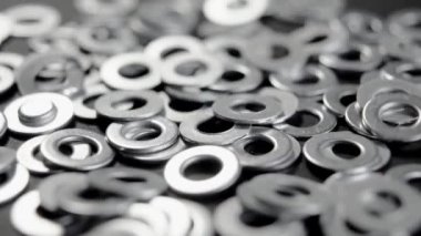 Parlak yuvarlak metalik makineler ağır çekimde düşüyor. Metal çelik krom donanım. Mühendislik aleti. Makro. Döndürme