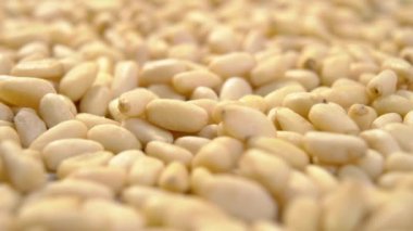 Hulled Sibirya çam fıstığı. Soyulmuş sedir tohumları. Kabuklu çekirdekler. Pinus sibirica. Makro. Dolly vurdu.