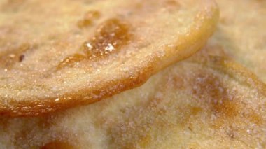 Şekerli fırında kremalı ekmek. Zeytinyağlı pide ekmeği. Makro. Döndürme