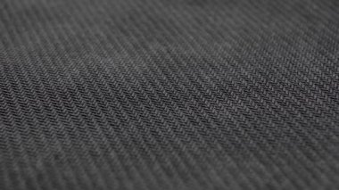 Siyah tekstil grunge kumaşı. Koyu tozlu kumaş, yakın çekim. Örülmüş yapı. Makro. Döndürme
