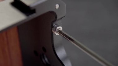 Büyülü anahtar, metal vidaların vidalarını söküyor. Allen tuşuyla parçala. Makro çekim