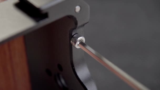 Mocowanie Metalowego Sprzętu Kluczem Zaklęcia Bliska Używając Allena Key Klucz — Wideo stockowe
