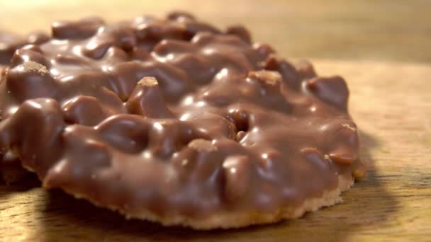 초콜릿으로 비스킷 목재로 표면에 땅콩을 곁들인 매크로 — 비디오