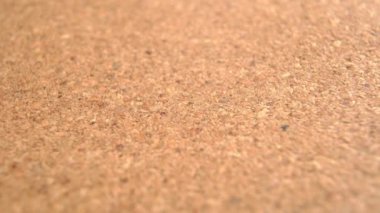 Kahverengi noktalı kağıtları paketliyorum. Benekli yumuşak karton kutu dokusu. Makro. Döndürme. En küçük görünüm