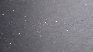 Koyu bir taş yüzeyde ekmek kırıntıları. Artıklar. Makro. Döndürme