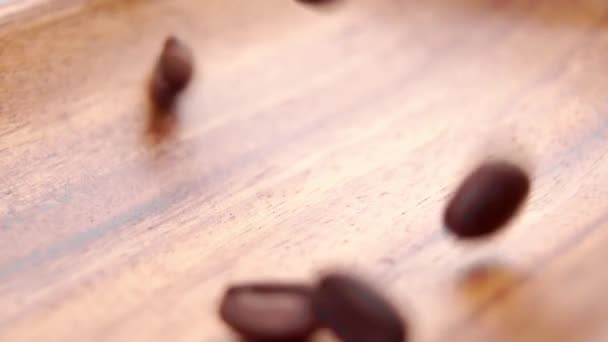 Kavrulmuş Kahve Çekirdekleri Ahşap Bir Kase Yüzeyine Düşüyor Kokulu Siyah — Stok video