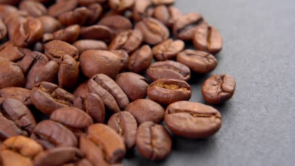 Grãos Café Recém Torrados Sementes Escuras Perfumadas Ardósia Preta Macro — Vídeo de Stock