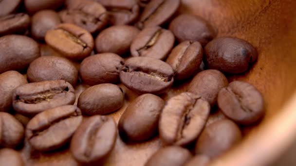 Rostade Arabica Kaffebönor Bruna Rustika Träskål Arabisk Aromatisk Dryck Ingrediens — Stockvideo