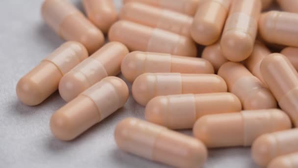 Cápsulas Vitamina Close Guardanapo Papel Branco Perto Rotação — Vídeo de Stock