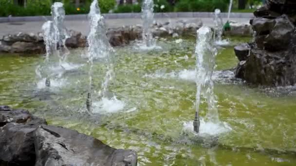 Agua Fluye Salpica Las Boquillas Cilíndricas Una Fuente Parque Ciudad — Vídeos de Stock