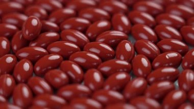 Yakın plan kahverengi vitamin hapları. Döndürme. Makro çekim