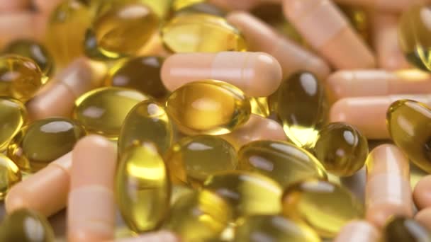 Blandning Vitamin Komplexa Kapslar Och Omega Piller Närbild Rotation Avitaminos — Stockvideo