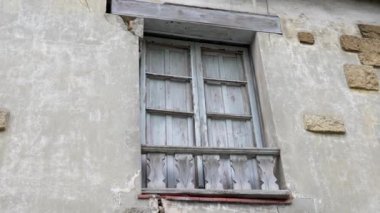 Terk edilmiş bir binanın eski ahşap penceresi kapatılmış.