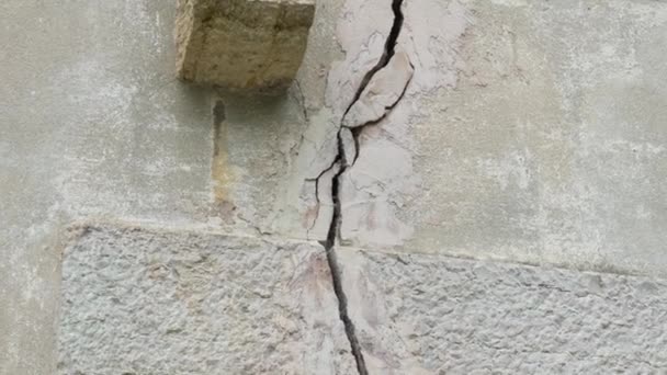 地震のクローズアップからの建物の基礎に亀裂 壊れた家の壁が割れた 自然災害の結果 — ストック動画