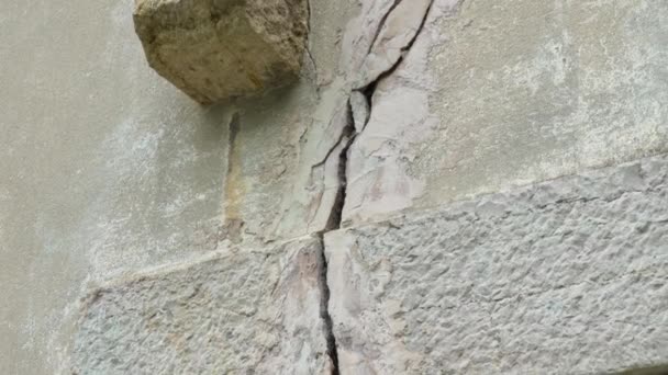 Κάταγμα Τσιμεντένιο Τοίχο Εξισωση Ραγισμένου Κτιρίου Κοντινό Πλάνο Καταστροφή Κατοικιών — Αρχείο Βίντεο