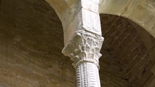 Oude Kerk Gewelfde Raam Met Kolom Een Romeinse Stijl Oude — Stockvideo