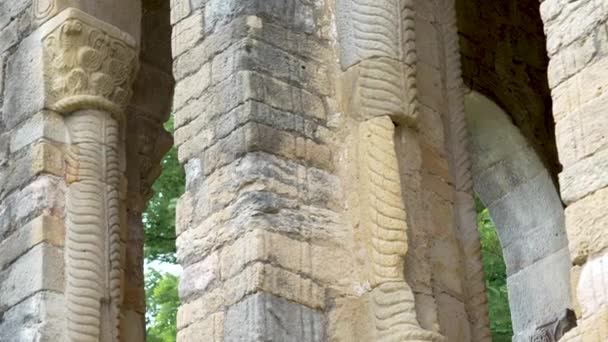 古代の古代の石のアーチ模様の列とロマンチックなスタイルでスペインの中世の教会の風化壁に近い — ストック動画
