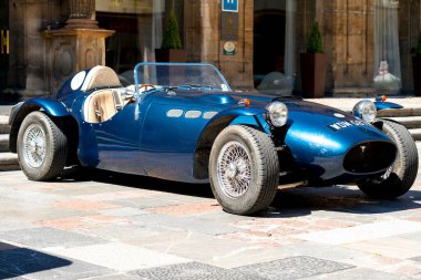Oviedo, İspanya - 01 Temmuz 2022: Retro spor araba Jaguar Ronart W152. Mavi antika otomobil.