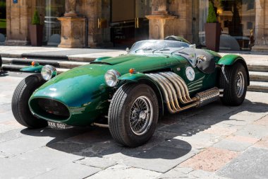 Oviedo, İspanya - 01 Temmuz 2022: Retro spor araba Jaguar Ronart W152. Yeşil antika otomobil.