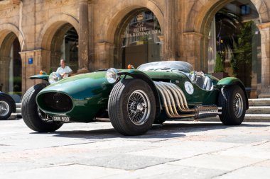 Oviedo, İspanya - 01 Temmuz 2022: Retro spor araba Jaguar Ronart W152. Yeşil antika otomobil. Reconquista Oteli 'nin yakınında göster.. 