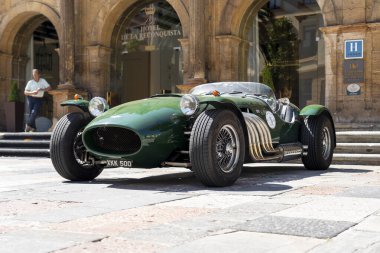Oviedo, İspanya - 01 Temmuz 2022: Retro yarış spor arabası Jaguar Ronart W152 Reconquista Hotel 'in önünde