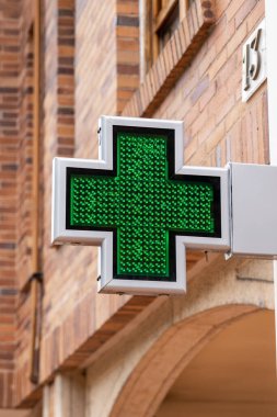 Sokak eczanesi tabelası. Tıbbi yardım sembolü. Şehir manzarası. Yakın plan.