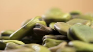 Kahverengi üzerine kurumuş kuru fasulye. Legume malzemesi. Makro. Döndürme