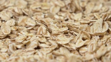 Çiğ yulaf ezmesi içinde yuvarlanmış yulaf taneleri. Organik diyet sağlıklı yiyecekler. Makro. Döndürme