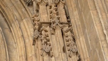 San Salvador Katedrali 'nden Stucco. Antik antik mimari. Kuzey İspanya 'nın Asturias bölgesinde, Oviedo' nun merkezinde Roma Katolik Kilisesi ve küçük bazilika