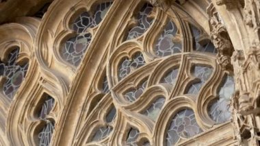Stucco ve San Salvador Katedrali 'nin çok renkli mozaiği. Antik antik mimari. Kuzey İspanya 'nın Asturias bölgesinde, Oviedo' nun merkezinde Roma Katolik Kilisesi ve küçük bazilika