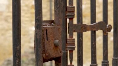 İspanya 'da eski bir katedralin paslı kafes kapısının eski kilidinin paslı anahtar deliği. Gizemli görünüm