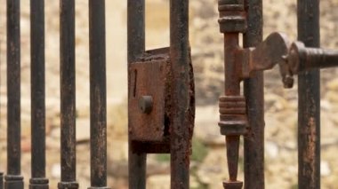 İspanya 'da eski bir katedralin paslı kafes kapısının eski kilidinin paslı anahtar deliği. Nostalji kavramı