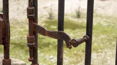 Antik metal paslı kilit, İspanya 'daki antik katedralin kafes kapısının sürgüsü. Mekanik ortaçağ mandalı