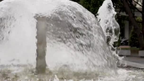 Slow Motion Flowing Water Pipe City Fountain Splashes Close Park — Vídeos de Stock