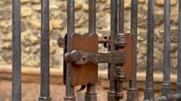 Ancient Metal Rusty Wrought Handle Deadbolt Latch Closed Door Lattice — 비디오