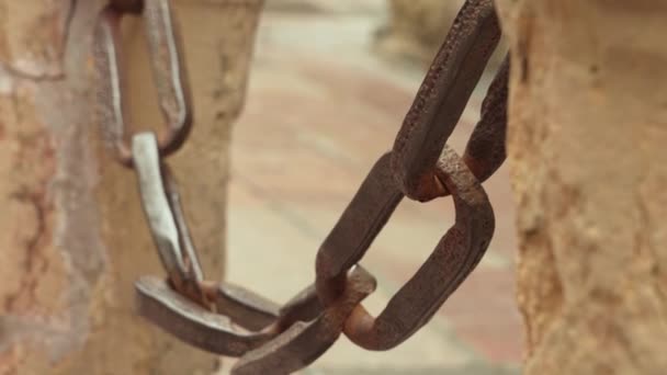 Ancient Iron Chain Whole Links Antique Stone Post Harbor Rusty — Stockvideo